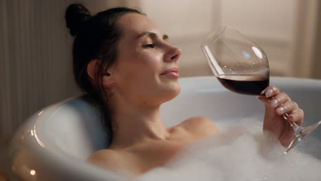Romantische-Dame,-Die-In-Der-Badewanne-Chillt-Und-Wein-Trinkt,-Nahaufnahme.-Gepflegte-Frau,-Spa-Abend