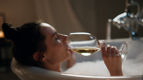 Peaceful-woman-drinking-wine-in-luxury-bath-closeup.-Relaxed-lady-enjoying-spa