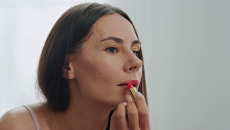 Fokussierte-Frau-Lippen-Make-up-Vorbereitung-Zu-Hause-Nahaufnahme.-Mädchen-Gesicht-Auftragen-Lippenstift