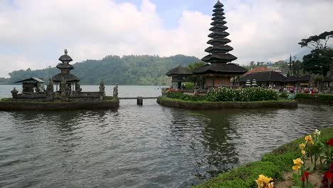 Hindu-Shaivite-temple-Pura-Ulun-Danu-Bratan-in-Bali,-Indonesia