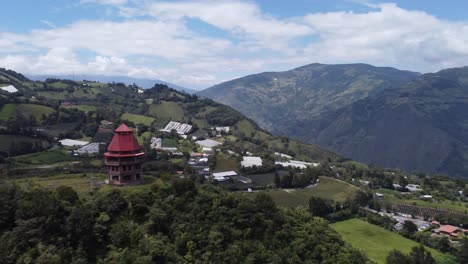 Blick-Auf-Die-Landschaft-Und-Die-Berge-Vom-Handgottesdenkmal-In-Baños-De-Agua-Santa,-Ecuador