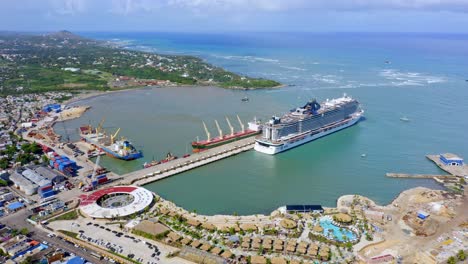 Kreuzfahrtschiff-Vor-Anker-Im-Touristischen-Hafen-Von-Taino-Bay,-Puerto-Plata-In-Der-Dominikanischen-Republik