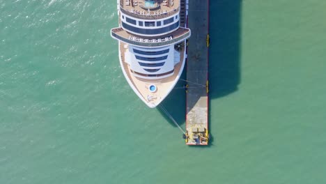 Luxus-kreuzfahrtschiff-Verankert-Im-Touristenhafen-Von-Taino-Bay,-Puerto-Plata-In-Der-Dominikanischen-Republik