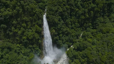 Aus-Der-Luft-Nach-Unten-Geneigte-Enthüllung-Des-Wasserfalls-Atlahuitzia-In-Veracruz,-Mexiko