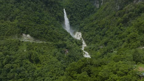 Luftanflug-Zum-Wunderschönen-Wasserfall-Im-Dschungel-Von-Veracruz,-Mexiko
