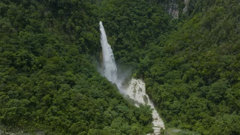 Cascada-De-Atlahuitzia---Destino-De-Viaje-Turístico-En-Veracruz,-México