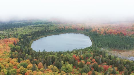 Aerial-reveal-Lake-Oberg-in-Minnesota-on-a-cloudy-overcast-day-during-autumn