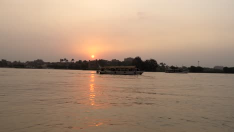Un-Ferry-Lleva-Pasajeros-Por-El-Río-Nilo-Cerca-De-El-Cairo,-Egipto-Al-Atardecer
