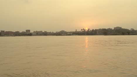 Puesta-De-Sol-Vista-Desde-Un-Barco-Flotando-En-El-Río-Nilo-Cerca-De-El-Cairo,-Egipto