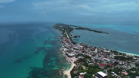Luftbild-Mit-Blick-Auf-Die-Ostküste-Der-Isla-Mujeres,-Sonniges-Mexiko