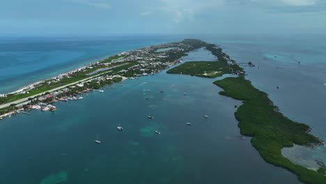 Luftaufnahme-Von-Segelbooten-An-Der-Küste-Von-Isla-Mujeres,-Mexiko---Rückseite,-Drohnenaufnahme