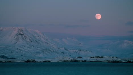 Salida-De-La-Luna,-Montañas-Rosadas-Nevadas,-Mar,-Videy-Reykjavik,-Lapso-De-Tiempo
