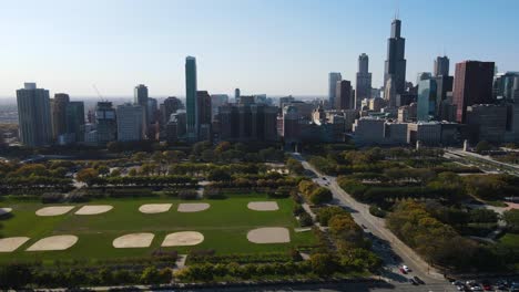 Grant-Park,-Buckingham-Fountain,-chicago-skyline,-sears-tower-can-be-seen-at-first-glance
