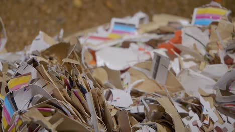 Stapel-Von-Papieren-Im-Recyclingprozess,-Um-Die-Natur-Zu-Retten