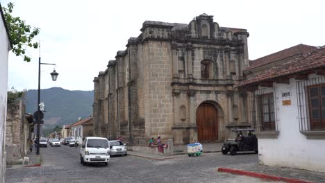 Eine-Schöne-Und-Ikonische-Stadt-Antigua-In-Guatemala