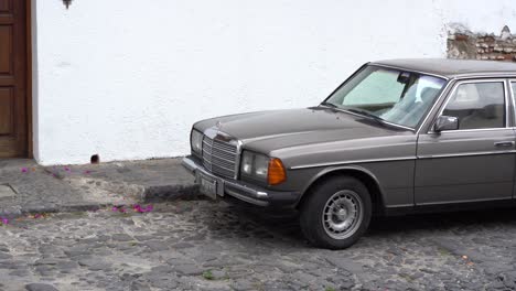 Ein-Alter-Mercedes-Benz-Geparkt-In-Den-Straßen-Von-Antigua,-Guatemala