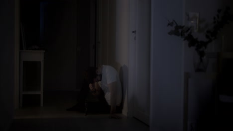Depressed-man-Sits-on-floor-Drinking-alcohol-in-the-darkness,-addicted-behavior-Concept