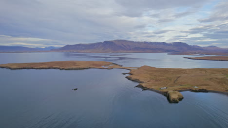 Isla-Videy-Hito-Histórico-De-La-Isla-En-La-Bahía-De-Kollafjordur-Cerca-De-La-Capital-Islandesa-Reykjavik