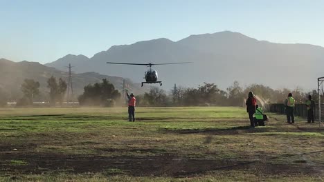 Helicóptero-Aterriza-En-El-Parque-Local