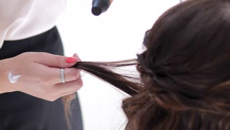 Close-Up-Of-The-Hands-Of-A-Professional-Hairdresser-Doing-A-Curly-Hairstyle
