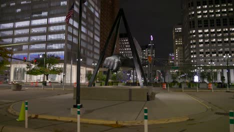 Joe-Louis-Fist-Statue-In-Detroit,-Michigan-Mit-Kardanischem-Video,-Das-Nachts-Vorwärts-Geht