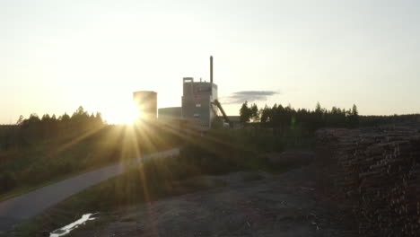 4k-Luftaufnahme-über-Eine-Holzfabrik-In-Schweden-Bei-Sonnenuntergang