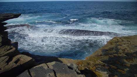 Ocean-Waves-Splashing-On-The-Rocky-Coast---Eastern-Suburbs-In-Sydney,-New-South-Wales,-Australia