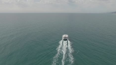 Luftaufnahme-Der-Luxuriösen-Großen-Weißen-Yacht,-Die-Im-Ozean-Segelt-Und-Kielwasser-Hinterlässt