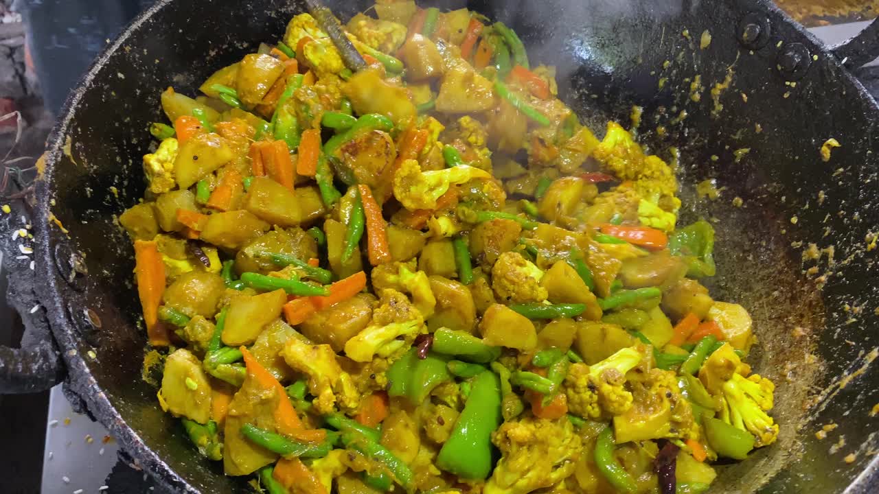 Premium Stock-Video - Mischen sie gemüse-curry - indisches rezept ...