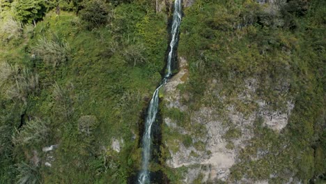 Drohneaufnahme-Des-Wasserfalls-Cascade-De-La-Virgen-In-Banos-De-Agua-Santa,-Ecuador