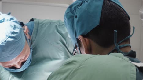ärzte,-Die-Während-Der-Operation-Im-Krankenhaus-Von-Kabul-Blaue-Masken-Und-Kappen-Tragen