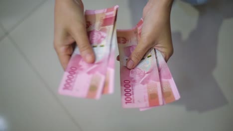 Nahaufnahme-Einer-Person,-Die-Geld-Zählt,-Uang-Indonesische-Rupiah,-Bargeldkonzept