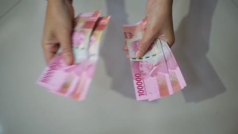 Nahaufnahme-Einer-Person,-Die-Geld-Zählt,-Uang-Indonesische-Rupiah,-Bargeldkonzept
