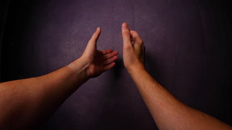 Männliche-Hände,-Die-In-Die-Hände-Klatschen,-Geste-Vor-Der-Geste,-Aufgenommen-Von-Der-Linken-Seite,-Die-Anmutig-Vor-Der-Kamera-Aussieht,-Fisheye-perspektive,-Tageslicht,-Alle-Aufnahmen-In-4k-60fps-zeitlupenbewegung