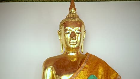 Beautiful-Golden-Buddha-Head-at-Wat-Pho-in-Bangkok,-Thailand
