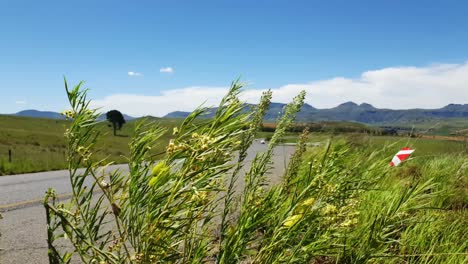 Carretera-R711-Fuera-De-La-Ciudad-De-Clarens-En-La-Provincia-De-Estado-Libre-Sudáfrica-Con-Automóviles-Y-Tráfico-De-Motocicletas-Que-Pasan-De-Vacaciones-En-Las-Montañas-Moluti