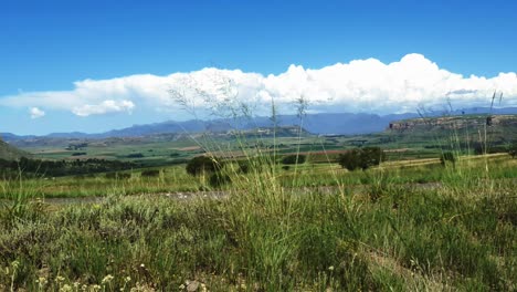 Gran-Camión-Cisterna-De-Gasolina-Pasando-Por-La-Cordillera-De-Maloti-Y-Las-Granjas-En-La-Provincia-Del-Estado-Libre-Cerca-De-La-Ciudad-De-Camelroc-Y-La-Frontera-Con-Lesotho