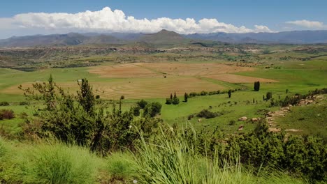 Cordillera-De-Maloti-Y-Granjas-En-La-Provincia-Del-Estado-Libre-Cerca-De-La-Ciudad-De-Clarens-Y-La-Frontera-Con-Lesotho