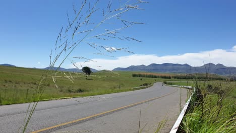 Carretera-R711-Fuera-De-La-Ciudad-De-Clarens-En-La-Provincia-De-Estado-Libre-Sudáfrica-Con-Automóviles-Y-Tráfico-De-Motocicletas-Que-Pasan-De-Vacaciones-En-Las-Montañas-Moluti