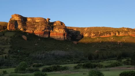 Granja-De-Huéspedes-Camelroc-Montañas-De-Arenisca-Multicolor-Justo-Al-Lado-De-La-Frontera-De-Lesotho-Con-Vistas-A-Las-Montañas-Maloti