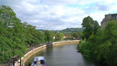 Pulteney-Bridge-River-Avon-in-Bath,-England,-United-Kingdom