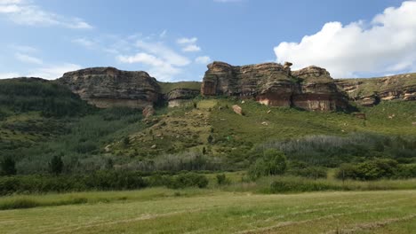 La-Escénica-Granja-De-Invitados-Camelroc-Moluti-Acantilados-De-Montaña-De-Arenisca-Lapso-De-Tiempo-En-La-Nube-Al-Final-De-La-Tarde-Sobre-Los-Acantilados-De-Arenisca-Cerca-De-La-Frontera-Con-Lesotho
