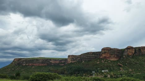 Acantilados-De-Arenisca-Moluti-En-La-Frontera-De-Lesotho-En-Sudáfrica-En-La-Granja-De-Huéspedes-Camelroc-Travel,-Nubes-Impresionantes,-Las-Montañas-Más-Asombrosas-Y-Paisajes-Verdes