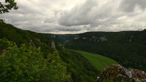 Lapso-De-Tiempo-De-Nubes-Malhumoradas-Sobre-Donauta-Durante-El-Día-En-El-Bosque-Negro-Schwarzwald,-Alemania