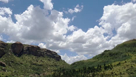 Acantilados-De-Arenisca-Moluti-En-La-Frontera-De-Lesotho-En-Sudáfrica-En-La-Granja-De-Huéspedes-Camelroc-Travel,-Impresionante-Lapso-De-Tiempo-En-La-Nube,-Las-Montañas-Más-Asombrosas-Y-Paisajes-Verdes