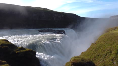 Luftaufnahme-Eines-Riesigen-Wasserfalls-In-Island-Während-Der-Sonnigen-Zeit