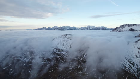 Luftschwenk,-Der-Einen-Wolkenvorhang-Enthüllt,-Der-über-Die-Schneebedeckten-Berge-Der-Europäischen-Alpen-Fällt