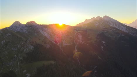 Filmflug-In-Den-Alpen-Bei-Sonnenaufgang