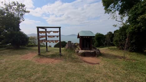 Pequeño-Santuario-Sintoísta-Aislado-En-La-Isla-De-Nokonoshima,-Fukuoka,-Japón-En-El-Día
