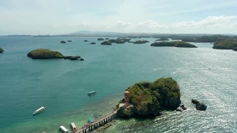 Aerial-View-of-Tropical-Water-Landscape-and-Banca-Boats-Docking-at-Hundred-Islands-Resort,-Philippines-in-4K